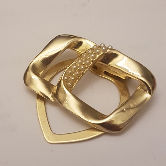 💲5️⃣ in 🛍️of2+  Gold Tone Geometric Ribbon Scarf Clip - Picture 4 of 9